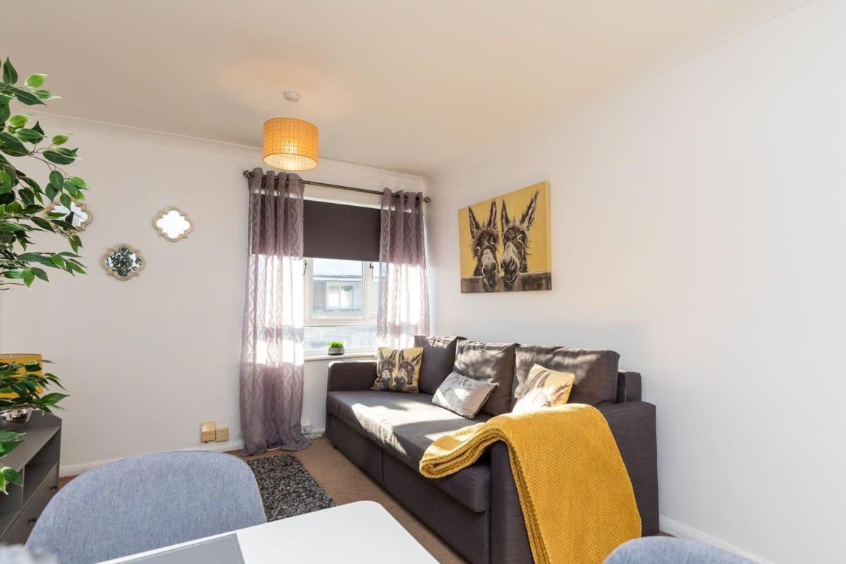 Вилла 19A The Broadwalk - Cozy 1Br In The Heart Of Crawley Near Gatwick Airport Great For Contractors And Flight Crew Students Экстерьер фото