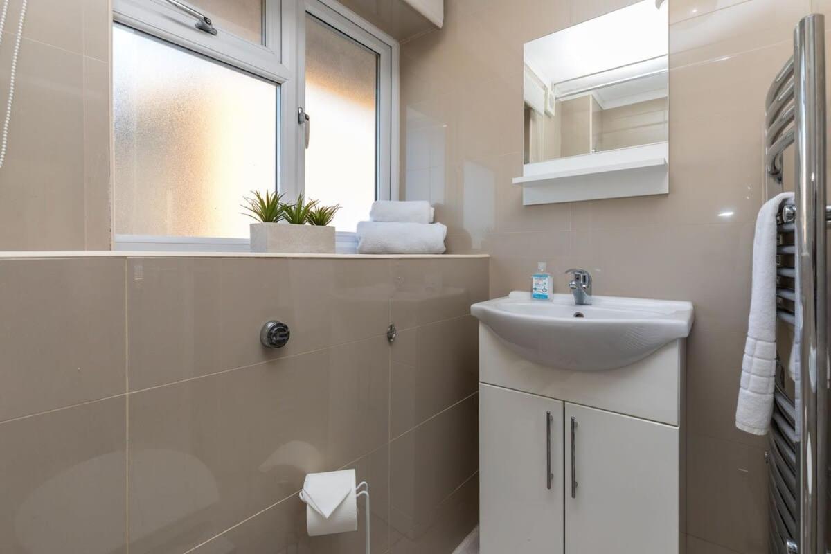 Вилла 19A The Broadwalk - Cozy 1Br In The Heart Of Crawley Near Gatwick Airport Great For Contractors And Flight Crew Students Экстерьер фото