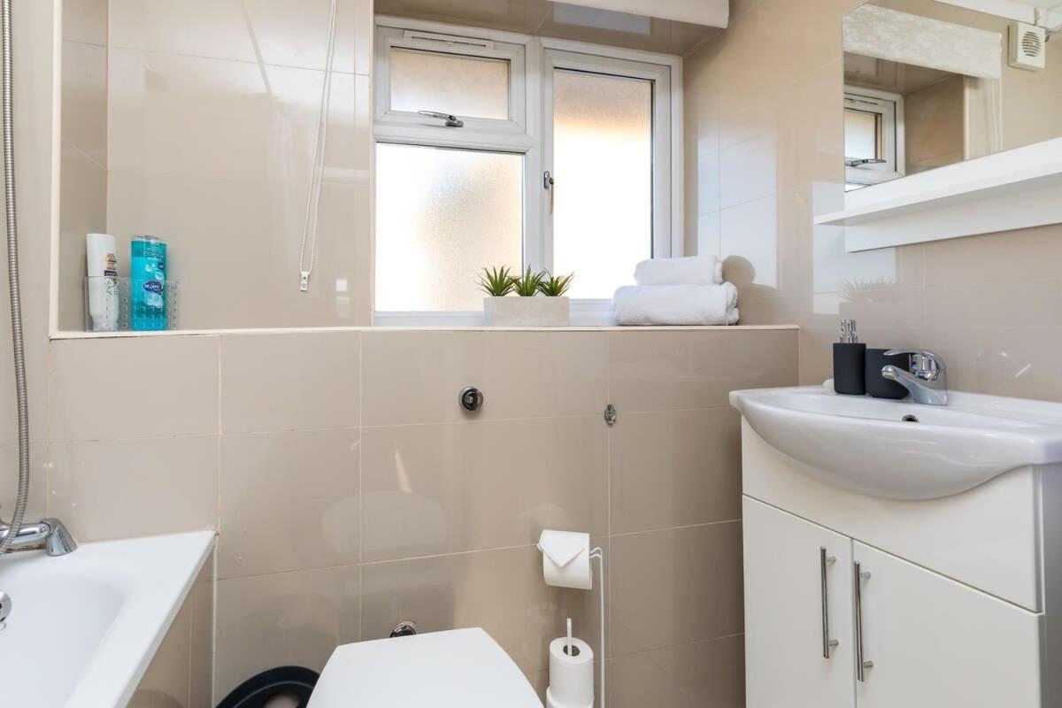 Вилла 19A The Broadwalk - Cozy 1Br In The Heart Of Crawley Near Gatwick Airport Great For Contractors And Flight Crew Students Экстерьер фото