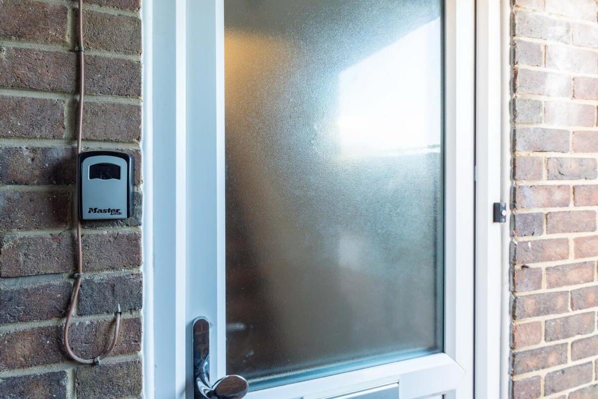 Вилла 19A The Broadwalk - Cozy 1Br In The Heart Of Crawley Near Gatwick Airport Great For Contractors And Flight Crew Students Экстерьер фото