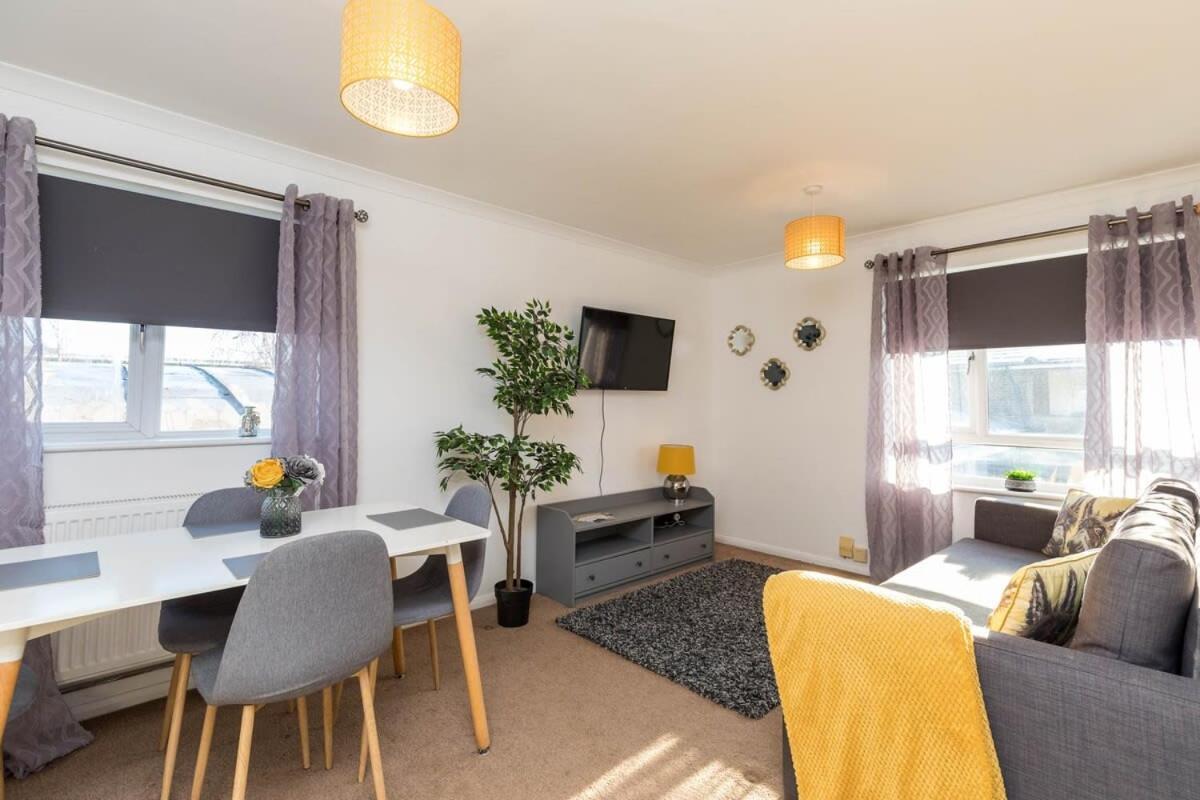 Вилла 19A The Broadwalk - Cozy 1Br In The Heart Of Crawley Near Gatwick Airport Great For Contractors And Flight Crew Students Экстерьер фото