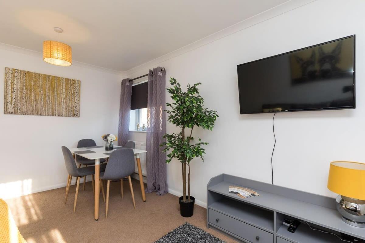 Вилла 19A The Broadwalk - Cozy 1Br In The Heart Of Crawley Near Gatwick Airport Great For Contractors And Flight Crew Students Экстерьер фото
