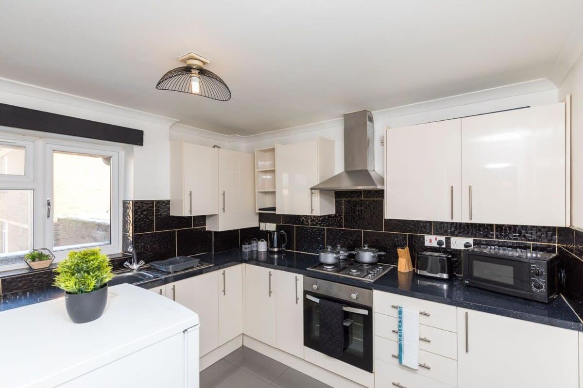 Вилла 19A The Broadwalk - Cozy 1Br In The Heart Of Crawley Near Gatwick Airport Great For Contractors And Flight Crew Students Экстерьер фото
